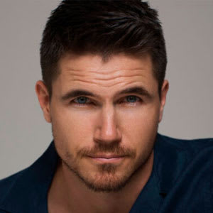 Robbie Amell's profile